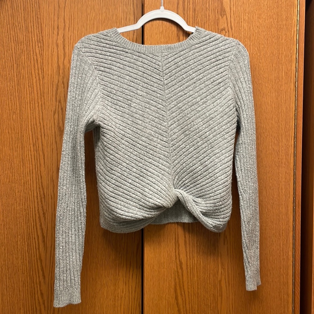 Fitted gray cropped design sweater